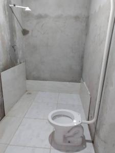 baño con aseo blanco en una habitación en Espaço perto da Unifesspa III, en Marabá
