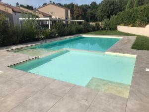 una piscina de agua azul en un patio en Casa betulla, en Castion Veronese