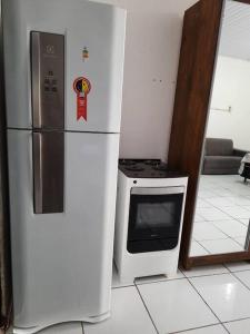 La cocina está equipada con nevera y microondas. en Espaço perto da Unifesspa III, en Marabá