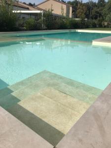 una gran piscina de agua azul en Casa betulla, en Castion Veronese