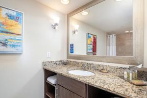 Vannituba majutusasutuses GALLERY One - A DoubleTree Suites by Hilton Hotel