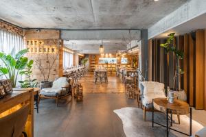 a restaurant with tables and chairs in a room at Jangal das Araucárias Swan Design Hotel Canela in Canela