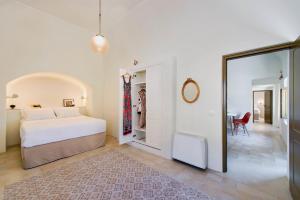 um quarto com uma cama grande e um espelho em Mantilida Villa em Emporio