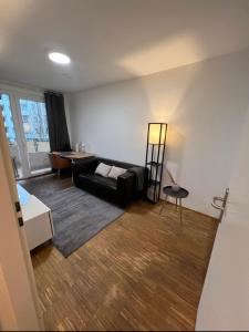 un soggiorno con divano e tavolo di Medienhafen Apartment direkt am Zentrum a Dusseldorf