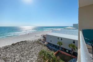 uitzicht op het strand vanaf het balkon van een gebouw bij Seacrest 507 in Gulf Shores