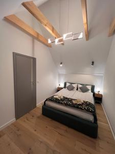 1 dormitorio con 1 cama grande en una habitación con suelo de madera en Villa Monte Apartament z ogrodem en Kudowa-Zdrój