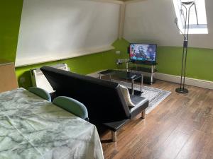 ein Wohnzimmer mit einem Sofa und einem TV in der Unterkunft ZenStay in Sunderland