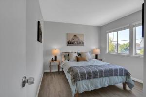 Llit o llits en una habitació de Napa, Sonoma, SF, & Ferry in Mins w/ King Bed