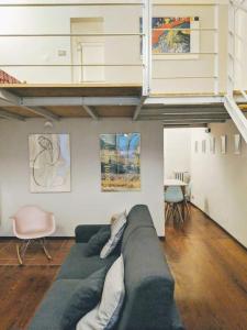 a living room with a blue couch in a loft at Atelier Relax Petit Turin - Centralissimo in Turin