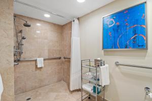 Vannituba majutusasutuses GALLERY One - A DoubleTree Suites by Hilton Hotel