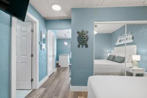 a bedroom with blue walls and a bed in a room at Seashells Getaway in Marathon