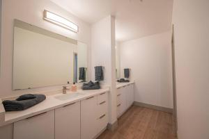 une salle de bain avec deux lavabos et un grand miroir dans l'établissement QC Style and Comfort, à Charlotte