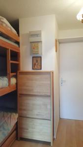 een kamer met een slaapkamer met een stapelbed en een kast bij Appt au ski à Saint-François-Longchamp cœur de station 1650 m in Saint-François-Longchamp