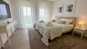 Giường trong phòng chung tại A Luxury 100m2 Apartment in a Chic Vineyard Villa - Ca' S. Lorenz