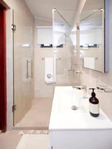 Salle de bains dans l'établissement Stylish 2 Bedroom in Osu