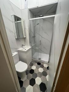 a small bathroom with a toilet and a shower at Fabulous Studio Apartment Camden in London