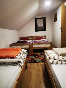 Habitación con 3 camas en una habitación en Markov konak, en Jahorina