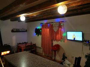 sala de estar con TV y decoración navideña en Markov konak, en Jahorina