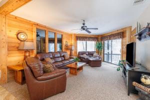 sala de estar con muebles de cuero y TV de pantalla plana en Seven Springs Stoneridge 3 Bedroom Standard Condo, Private Deck condo, en Champion