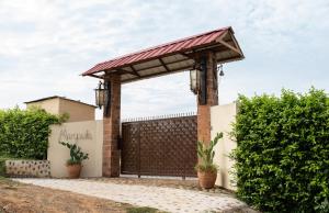a wooden gate with a red roof on a fence at Privada y comoda cabaña, Casa Margarita, Villavieja in Villavieja