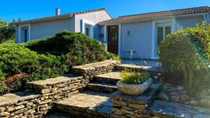 une maison avec un escalier en pierre menant à une cour dans l'établissement Maison familiale à caumont sur durance, à Caumont-sur-Durance