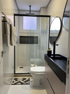 a bathroom with a toilet and a shower with a window at REFUGIO SERENO PRÓXIMO A CATEDRAL DE CANELA in Canela