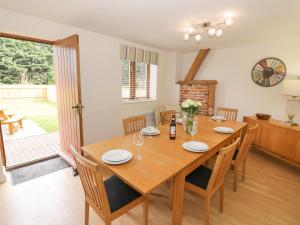 comedor con mesa de madera y sillas en The Wheat House, en Stratford-upon-Avon