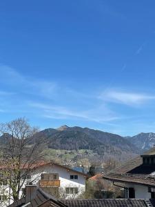 - une vue sur une ville avec des montagnes en arrière-plan dans l'établissement Wunderschönes 4 Zimmer Apartment mit Seeblick, à Bad Wiessee