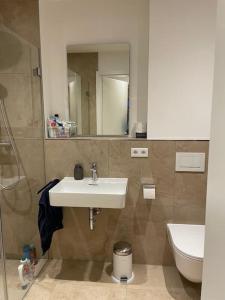 Phòng tắm tại Wunderschönes 4 Zimmer Apartment mit Seeblick