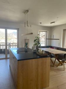 Kuchyň nebo kuchyňský kout v ubytování Wunderschönes 4 Zimmer Apartment mit Seeblick