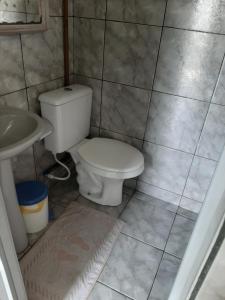 La salle de bains est pourvue de toilettes et d'un lavabo. dans l'établissement Kitnet em Matinhos PR Balneário Riviera, à Matinhos