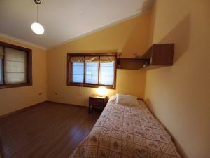 um quarto com uma cama e uma janela em La Loma em Cajamarca