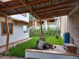 patio con panca sotto un pergolato di La Loma a Cajamarca