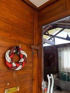 Ein Kranz hängt an einer Holzwand in der Unterkunft Linda Casa Sonnenhaus Witmarsum in São Luís do Purunã