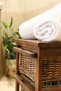 stos ręczników na drewnianym stole w obiekcie Louiza Apartments w mieście Agios Gordios