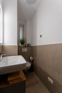 y baño con lavabo y aseo. en 3-Zimmer-Apartment in einer ruhigen Seitenstraße im Nürnberg Nord, en Núremberg