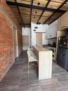 eine Küche mit einer Theke und einer Ziegelwand in der Unterkunft Hermoso apartamento en Pamplona in Pamplona