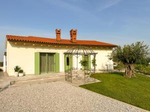 una casa con cenador en un patio en A Luxury 100m2 Apartment in a Chic Vineyard Villa - Ca' S. Lorenz, en Dobrovo