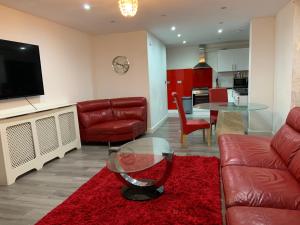 sala de estar con sofá y mesa de cristal en 2 Bedroom Property Independent with Pakring, en High Wycombe