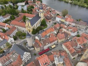 uma vista aérea de uma cidade com um grande edifício em Ferienwohnung „Zuckerbäckerei“ em Kitzingen