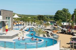 un gruppo di persone in una piscina in un resort di Weymouth Bay Haven, Preston Road a Weymouth