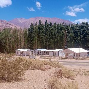un grupo de edificios al lado de una carretera en Cabañas de los Andes en Uspallata