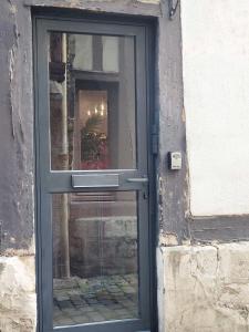 drzwi z oknem na boku budynku w obiekcie Studio 2 - Rouen Centre Ville w Rouen