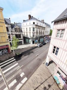 z góry widok na ulicę miejską z budynkami w obiekcie Studio 2 - Rouen Centre Ville w Rouen