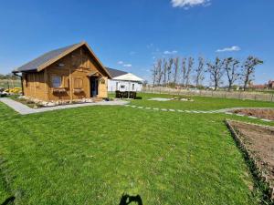 a large yard with a house in the background at Domek rekreacyjny U Marcina in Kwidzyn
