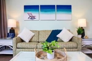 ワイレアにあるRemodeled 1BR 2BA at Kamaole Sands - Steps to Beach!のソファとテーブルのあるリビングルーム +43枚の写真