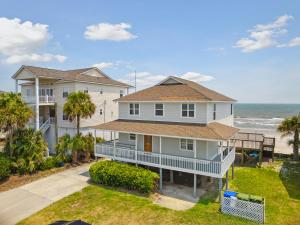 eine Luftansicht eines Hauses mit Meerblick im Hintergrund in der Unterkunft 1575 East Ashley in Folly Beach