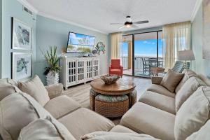 een woonkamer met een bank en een tv bij Summer House 1402A in Orange Beach