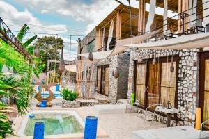 una casa con piscina al lado de un edificio en Hotel Shaddai en Villavieja