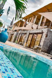 Hotel Shaddai في فيلافيجا: مسبح امام بيت
